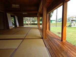 障子がはずされた本屋