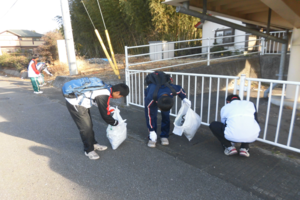 地域ふれあい活動で清掃する生徒