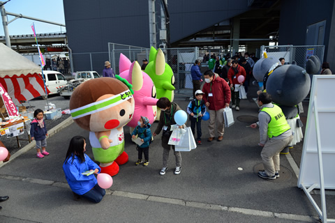 アキュムの客を祝う